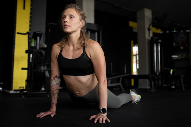 Volledig geschoten fitte vrouw die traint in de sportschool