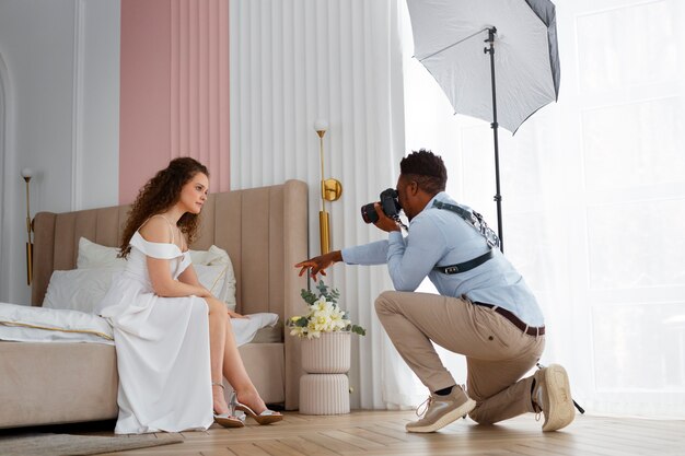 Volledig geschoten fotograaf die foto's van bruid maakt