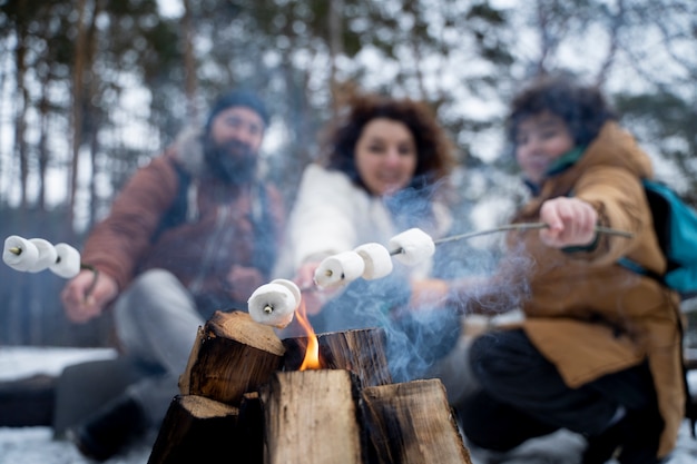 Gratis foto volledig geschoten gelukkig gezin met marshmallows