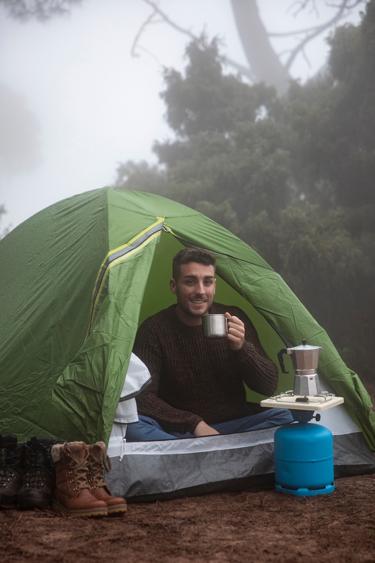 Gratis Foto volledig geschoten gelukkig man in tent