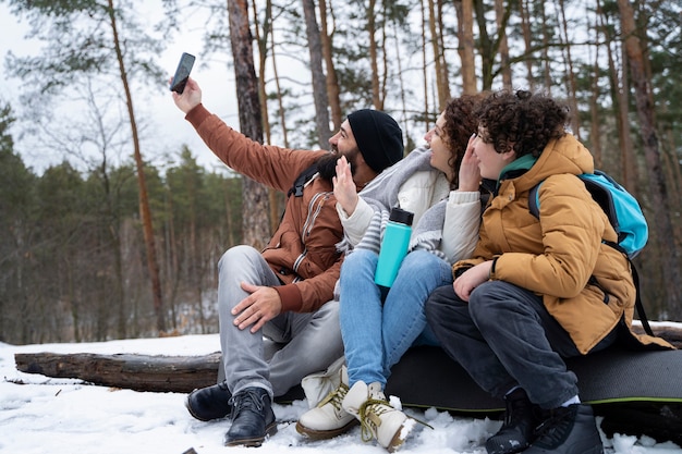 Volledig geschoten gelukkige familie die selfie maakt
