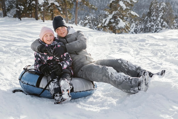 Gratis foto volledig geschoten gelukkige familieleden buitenshuis