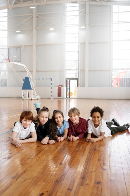 Gratis foto volledig geschoten gelukkige kinderen die op de vloer liggen