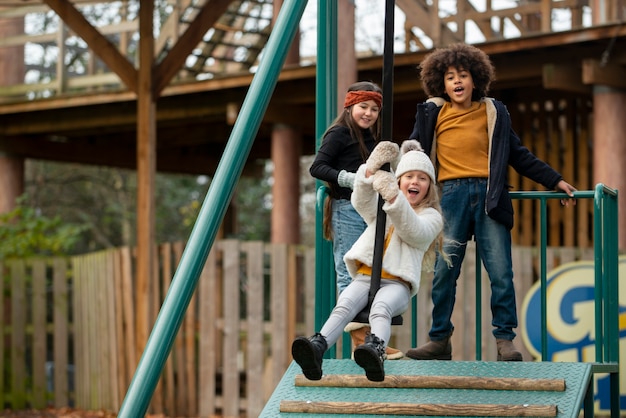 Volledig geschoten gelukkige kinderen die samen spelen