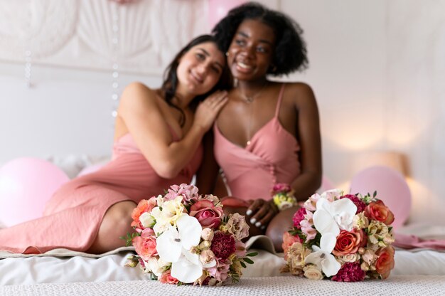 Volledig geschoten gelukkige vrouwen met bloemenboeket