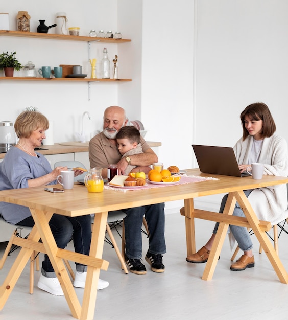 Volledig geschoten gezin aan tafel