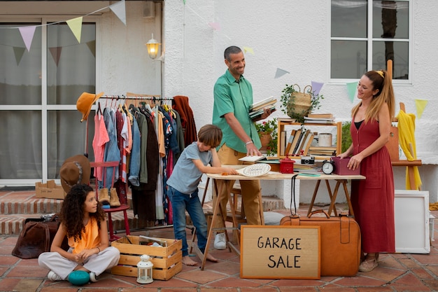 Volledig geschoten gezin bij garage sale