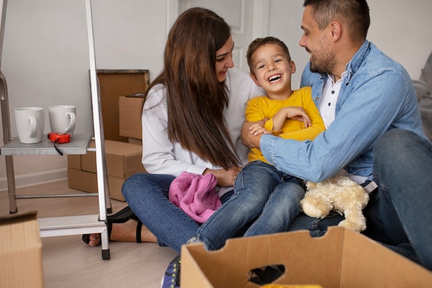 Volledig geschoten gezin klaar om naar een nieuw huis te verhuizen