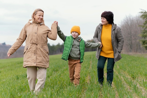 Volledig geschoten grootmoeders die kind houden