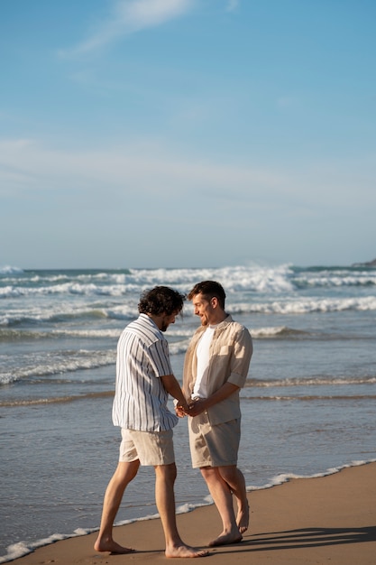 Volledig geschoten homoseksuele mannen hand in hand op het strand