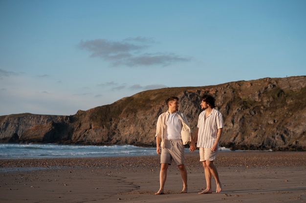 Volledig geschoten homoseksuele mannen hand in hand op het strand