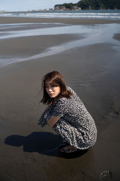 Volledig geschoten Japanse vrouw op het strand