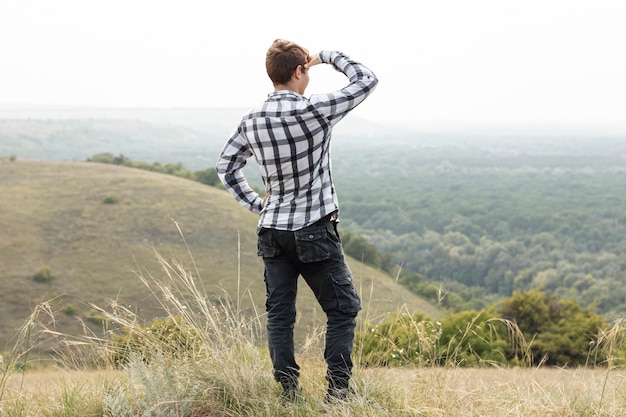 Gratis foto volledig geschoten jonge man op hoge plaats