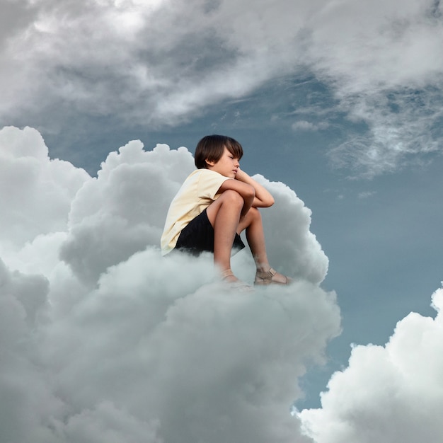 Gratis foto volledig geschoten jongen die op wolk denkt