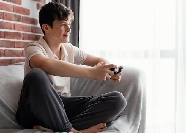 Volledig geschoten jongen die videogame speelt