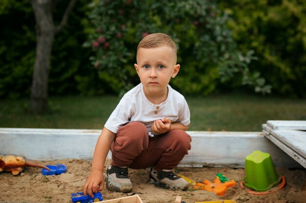 Gratis foto volledig geschoten kind dat buiten speelt