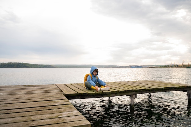 Gratis foto volledig geschoten kind dat de natuurlijke omgeving verkent