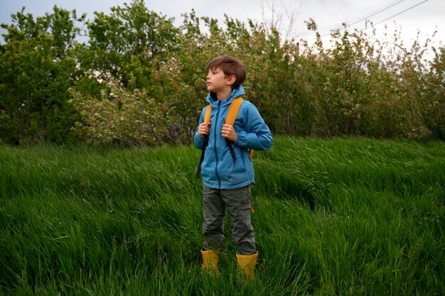 Volledig geschoten kind dat de natuurlijke omgeving verkent