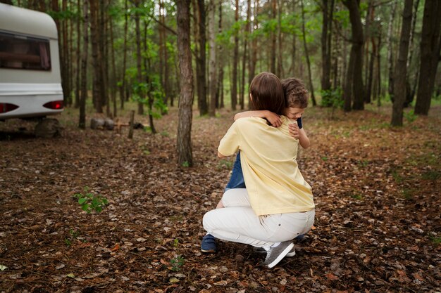 Gratis foto volledig geschoten kind en moeder knuffelen