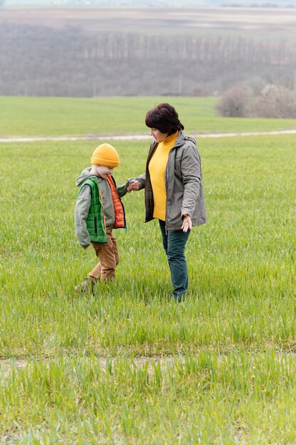 Volledig geschoten kind en vrouw hand in hand