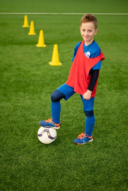 Volledig geschoten kind op voetbalveld