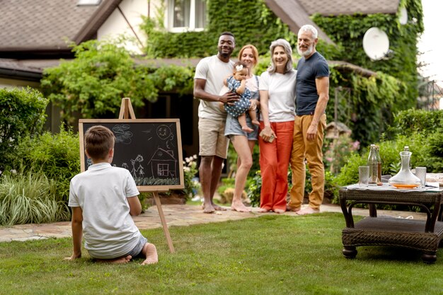 Volledig geschoten kind tekenen op blackboard