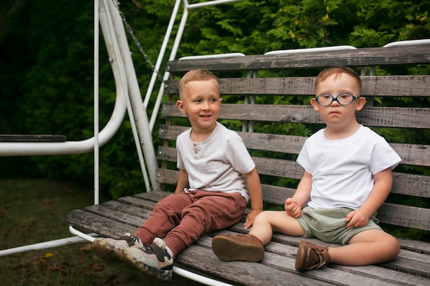 Gratis foto volledig geschoten kinderen die op de bank zitten