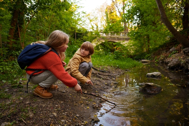 Gratis foto volledig geschoten kinderen die samen de natuur verkennen