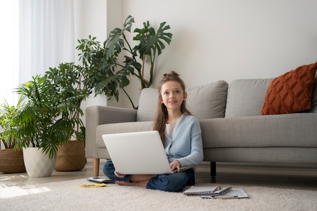 Gratis foto volledig geschoten laptop van de meisjesholding