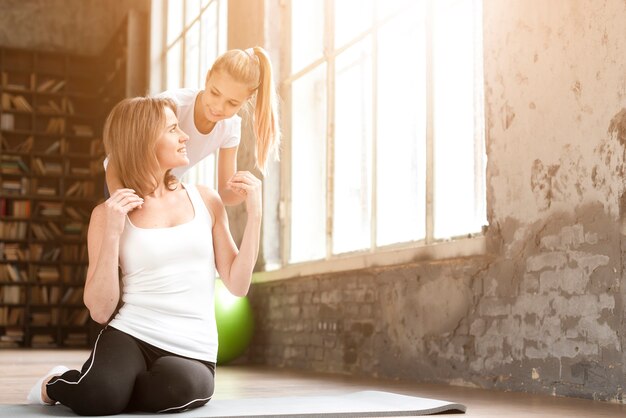 Volledig geschoten mamma en meisje die elkaar in gymnastiek bekijken