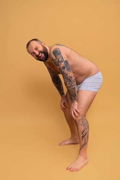 Volledig geschoten man die bodypositivity inspireert