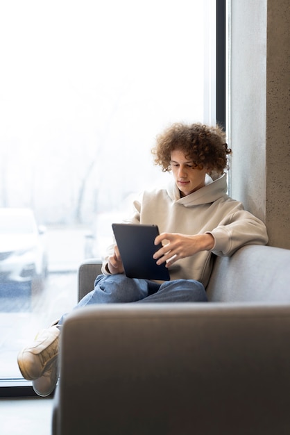 Volledig geschoten man die digitaal tijdschrift leest