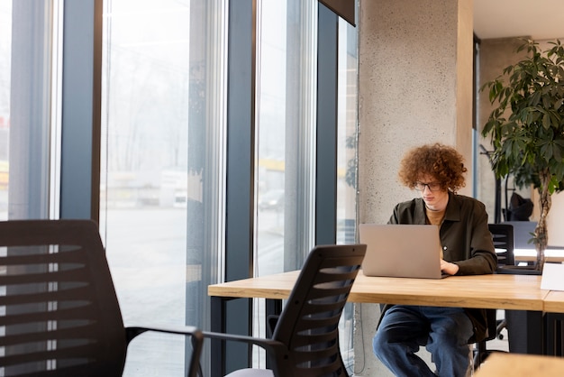 Volledig geschoten man die digitaal tijdschrift leest