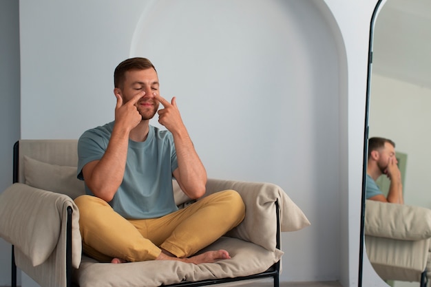 Gratis foto volledig geschoten man die gezichtsyoga beoefent