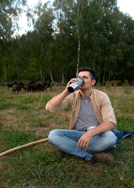 Gratis foto volledig geschoten man die koffie drinkt