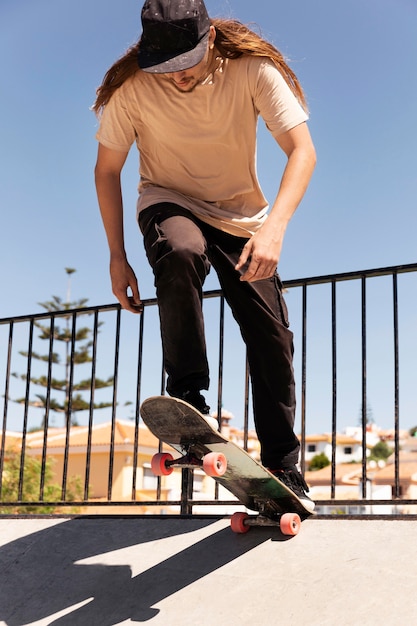 Volledig geschoten man die met skateboard springt