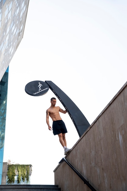 Gratis foto volledig geschoten man die parkour-training doet