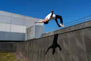 Gratis foto volledig geschoten man die parkour-training doet