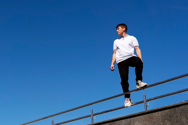 Gratis foto volledig geschoten man die parkour-training doet