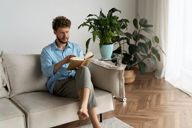 Volledig geschoten man die thuis leest