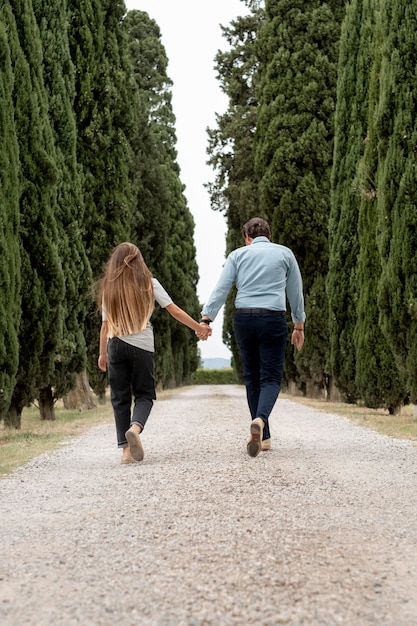 Volledig geschoten man en dochter lopen samen