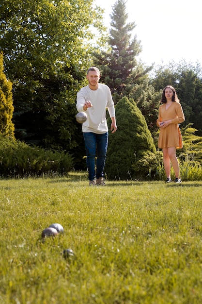 Volledig geschoten man en vrouw die spel spelen