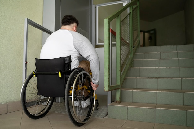 Gratis foto volledig geschoten man in rolstoel