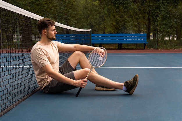 Volledig geschoten man met badmintonracket