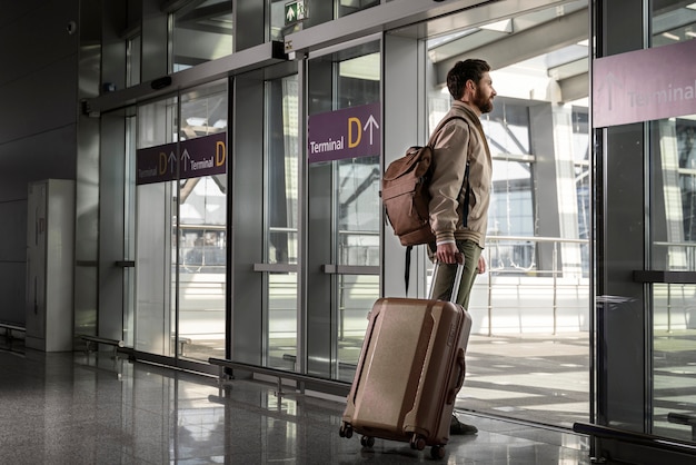 Volledig geschoten man met bagage