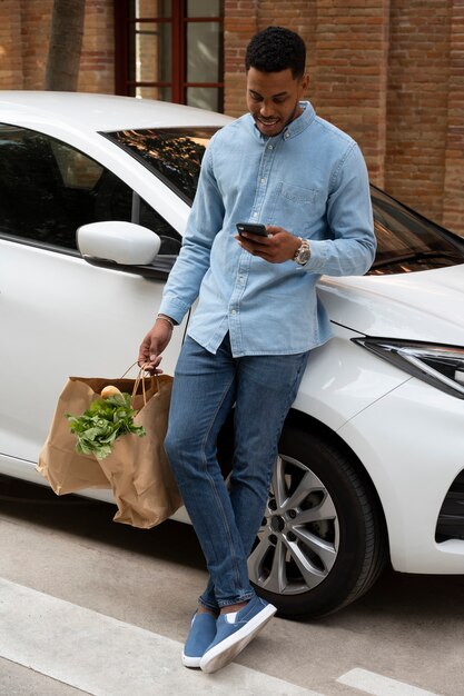 Volledig geschoten man met boodschappen