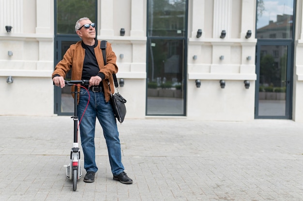 Volledig geschoten man met een zonnebril