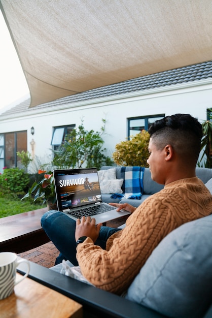 Volledig geschoten man met laptop buitenshuis