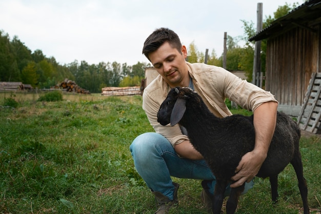 Volledig geschoten man met schapen