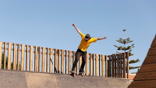 Volledig geschoten man met skateboard